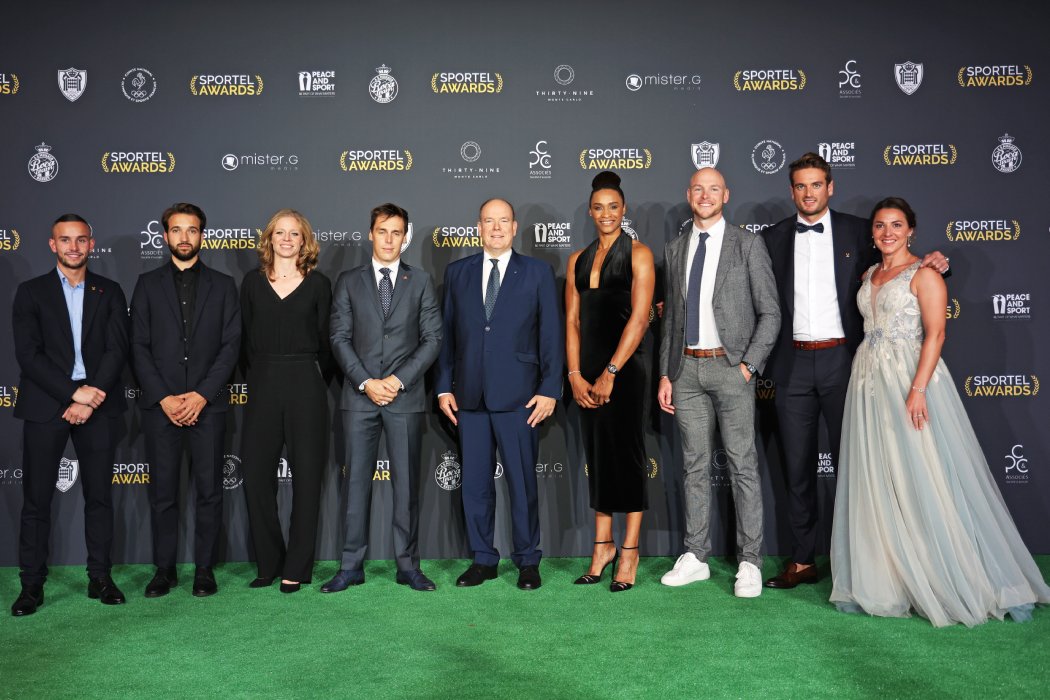 S.A.S le Prince Albert II de Monaco entouré de Steven Da Costa, Romain Cannone, Astrid Guyart, Louis Ducruet, Allison Pineau, Mathieu Andriodas, Hugo Boucheron et Charlotte Lembach